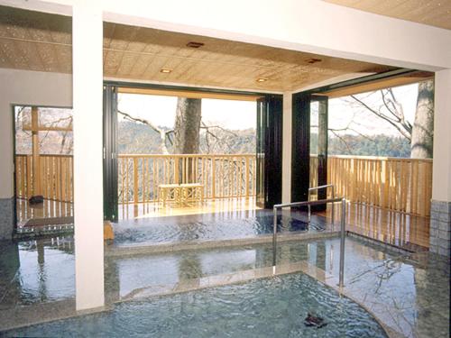 une maison avec une piscine et un balcon dans l'établissement Chikurinin Gunpoen, à Yoshino