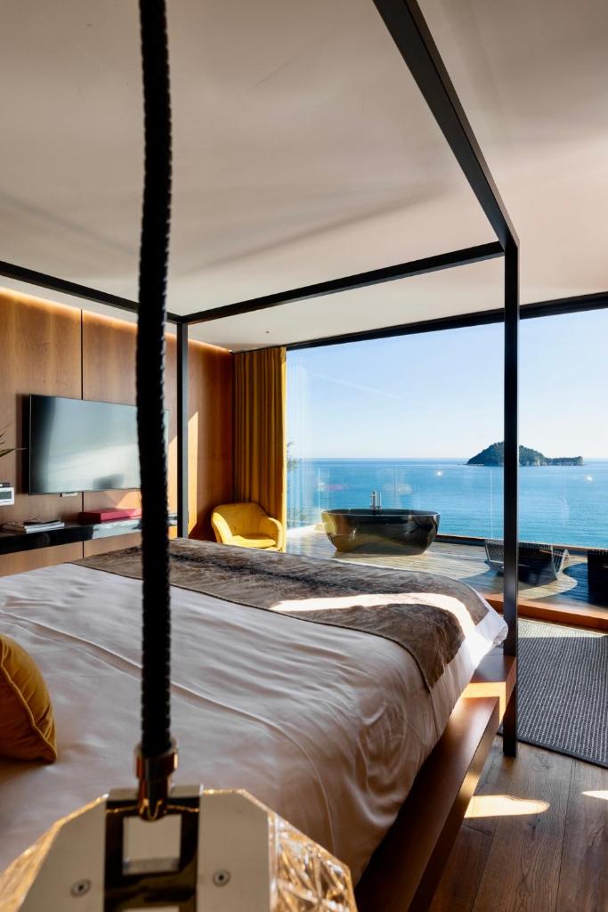 une chambre avec un lit avec vue sur l'océan dans l'établissement Baba Residences, à Alassio 246 autres photos