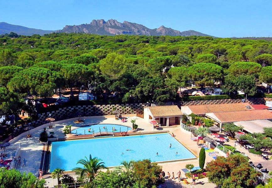 une vue aérienne d'une piscine dans un complexe hôtelier dans l'établissement Mobilehome Leï Suves Côte d'Azur, à Roquebrune-sur Argens