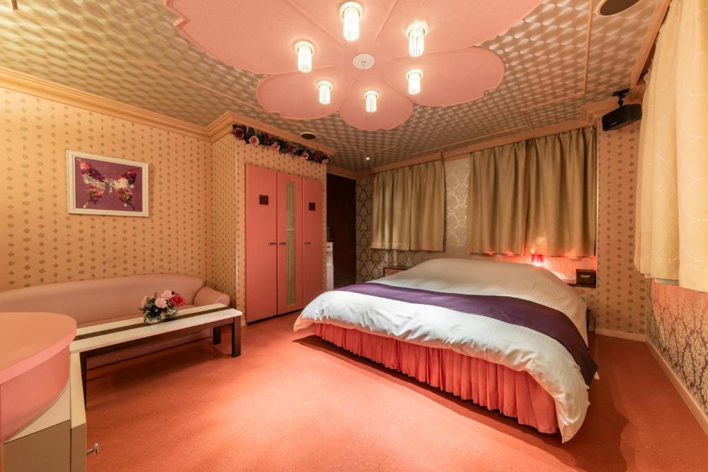 une chambre avec un lit et une baignoire dans l'établissement Kashiba Hotel Flower Style (Adult Only), à Kashiba 39 autres photos