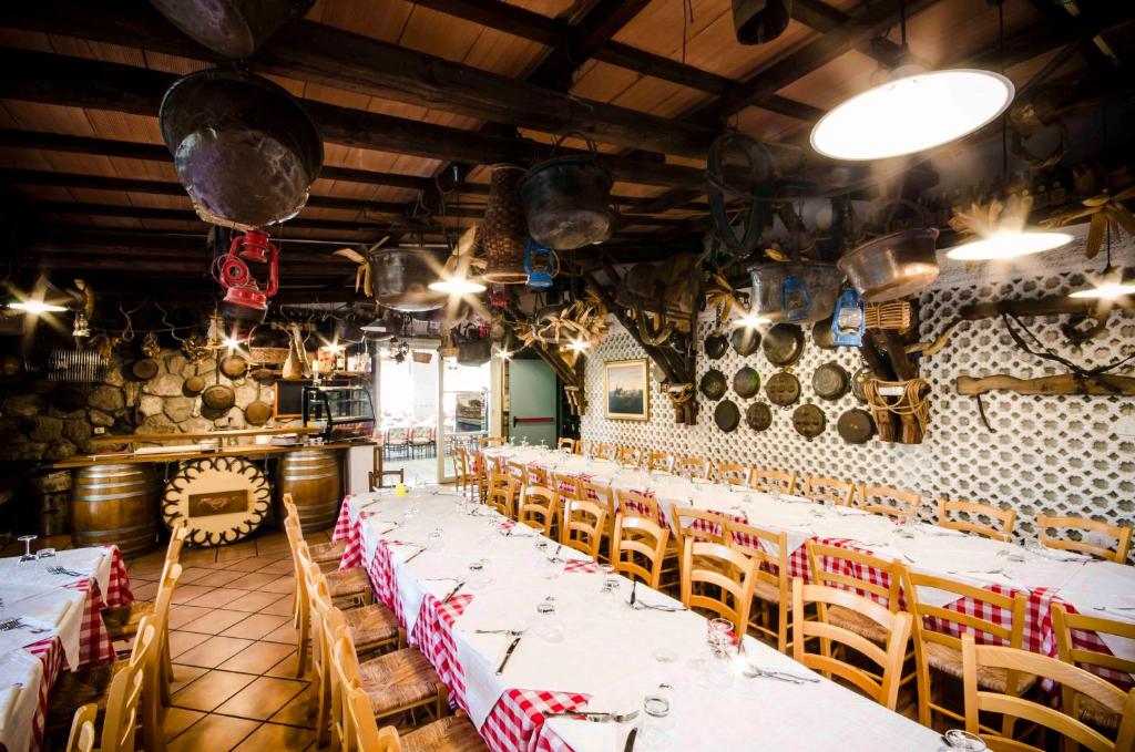 une salle à manger avec des tables et des chaises dans une pièce avec des tonneaux dans l'établissement Hotel Tarconte, à Tarquinia