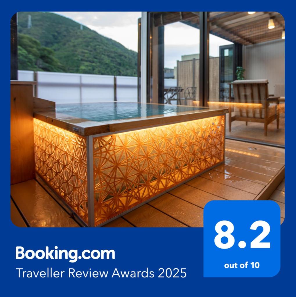 d'un balcon avec une table en verre. dans l'établissement Senkei, à Hakone