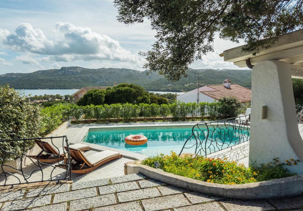 - une piscine dans une villa avec vue dans l'établissement Piscina Privata- Luxury Villa 100m dalla Spiaggia, à Palau