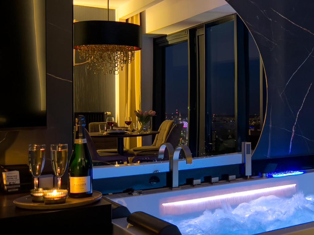 URBAN APARTMENTS Golden Royal, JACUZZI by the window, Chilled Prosecco, PS5 - Free Garage 1
