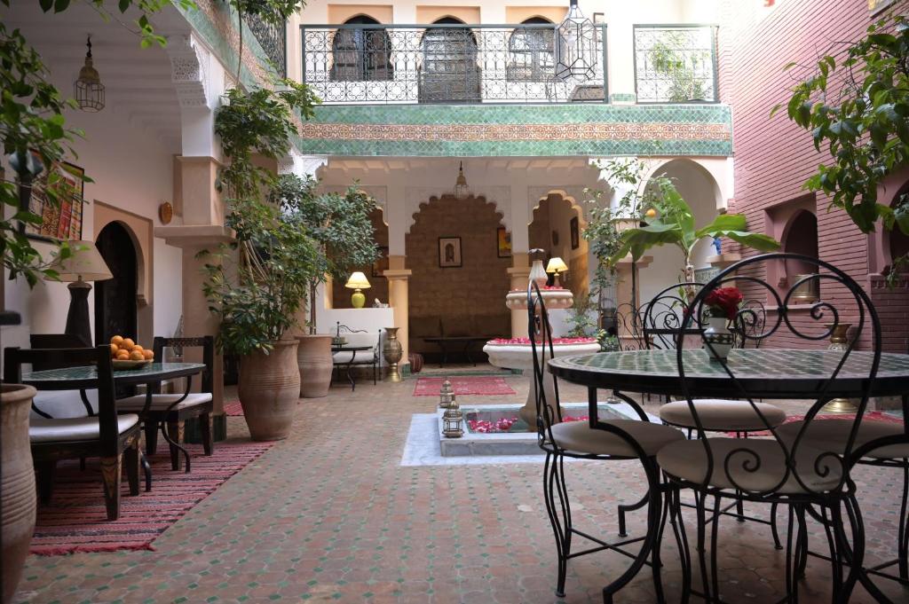 une pièce avec des tables et des chaises dans un bâtiment dans l'établissement Riad Errabii & Spa, à Marrakech