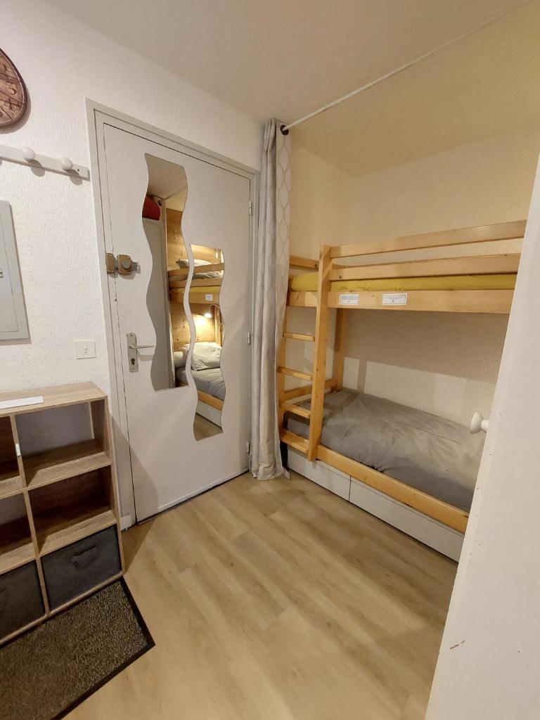 Cette chambre comprend 2 lits superposés et une porte. dans l'établissement Appartement calme et apaisant, à Saint-Jean-dʼAulps 12 autres photos