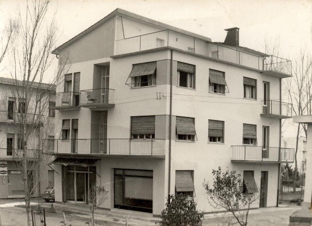 une photo en noir et blanc d'un bâtiment dans l'établissement Hotel Souvenir, à Caorle