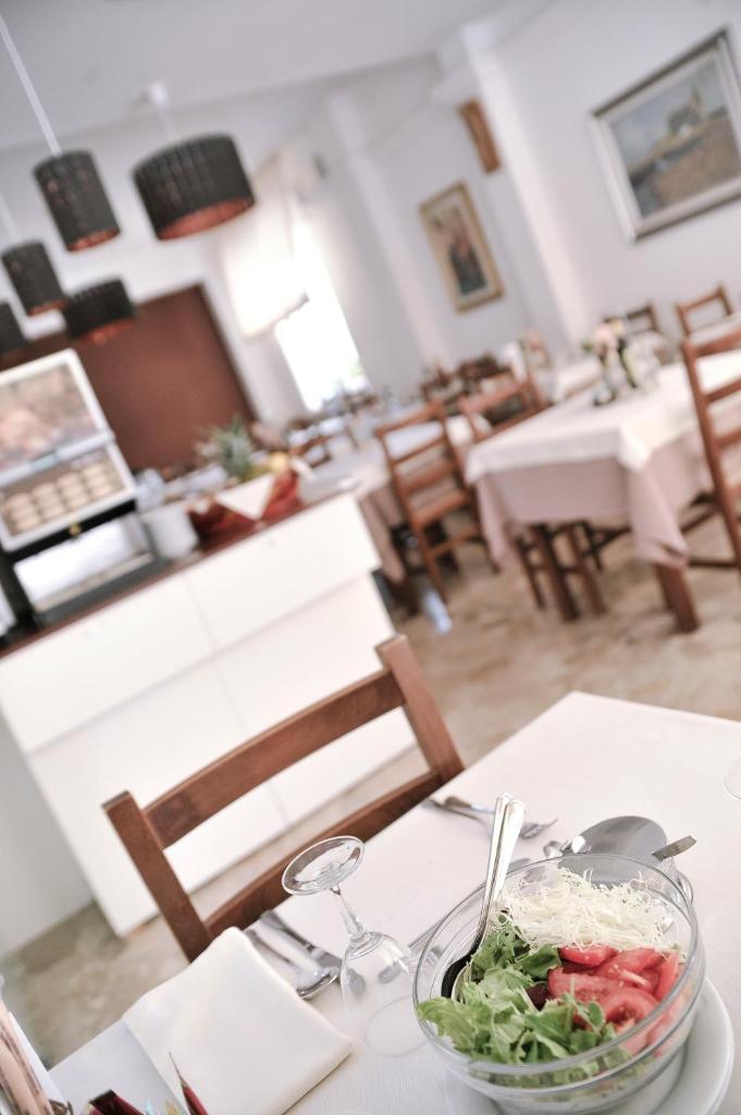 - un bol de salade sur une table dans un restaurant dans l'établissement Hotel Souvenir, à Caorle