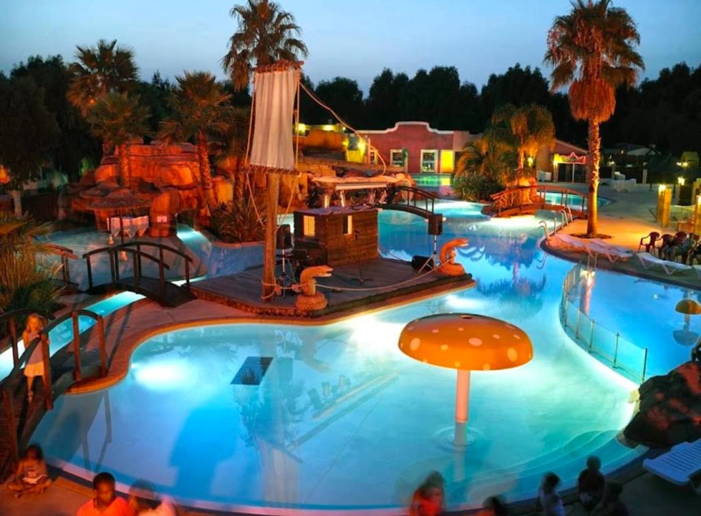 Piscine de l'établissement Mobil-home neuf 6 à 8 pers au Camping Les Palmiers, Hyères ou située à proximité