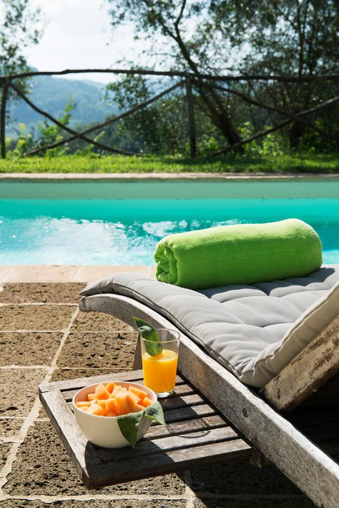 - une table avec un bol de fruits et un verre de jus d'orange dans l'établissement Villa Belvedere, à Montopoli in Val dʼArno