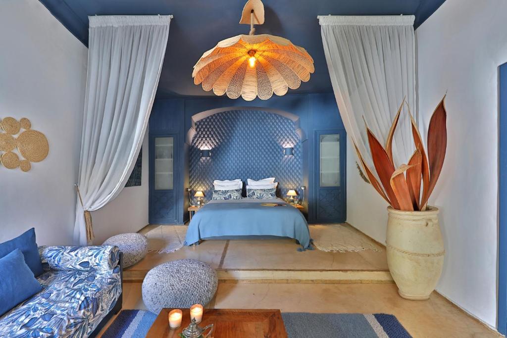 - une chambre bleue avec un lit et un canapé dans l'établissement Riad Anyssates, à Marrakech 37 autres photos
