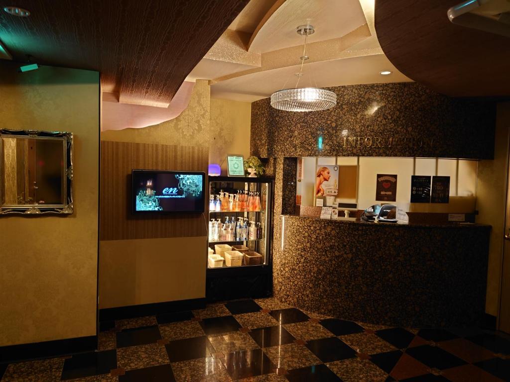 un bar dans un restaurant avec un réfrigérateur dans l'établissement Hotel en ホテル エン-Adult Only-, à Tokyo