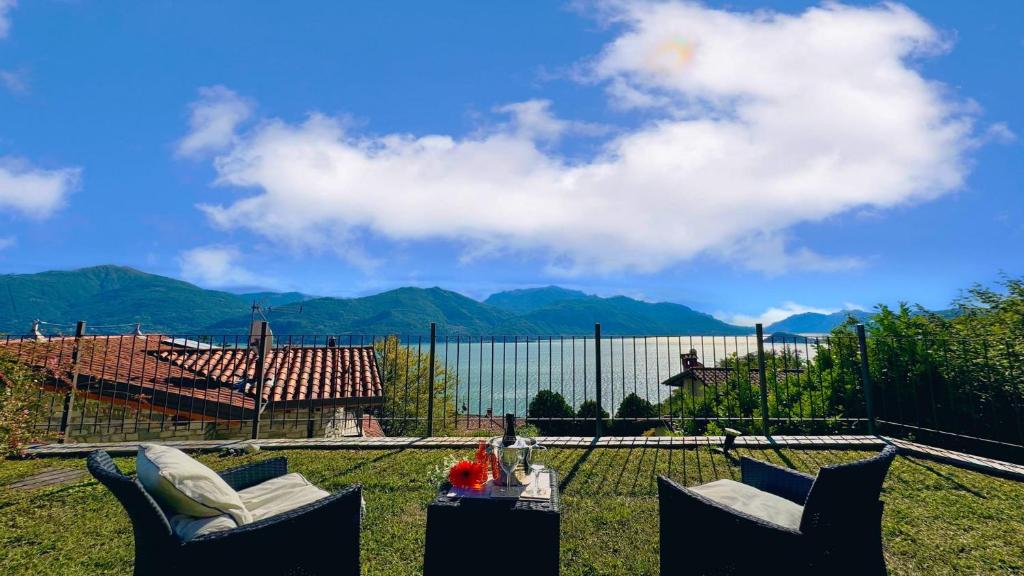 d'une terrasse avec des chaises et une vue sur les montagnes. dans l'établissement Villa Serena, à Plesio