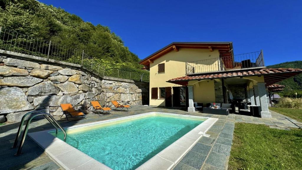 une piscine devant une maison dans l'établissement Villa Serena, à Plesio