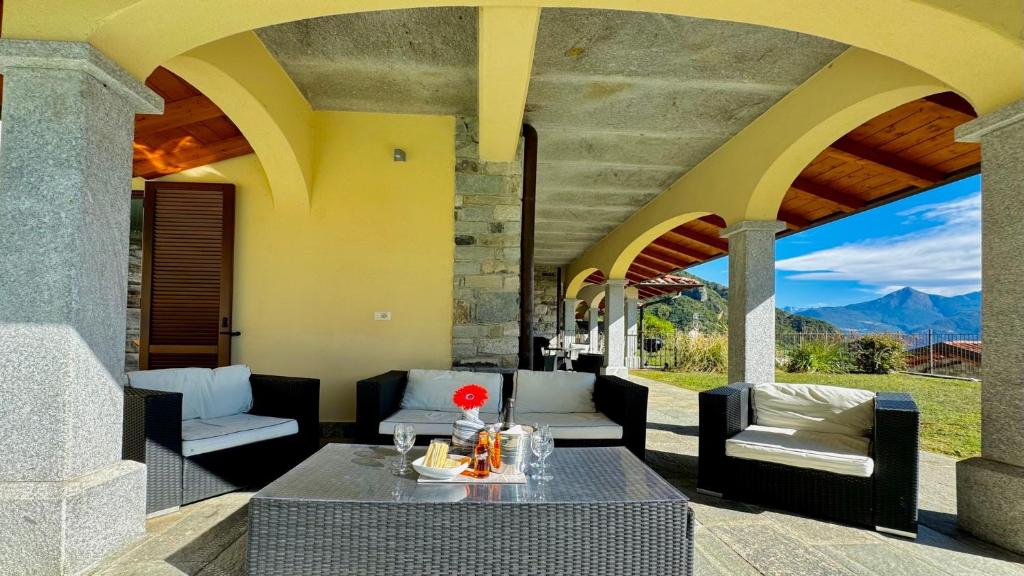 d'une terrasse avec une table et des chaises offrant une vue. dans l'établissement Villa Serena, à Plesio