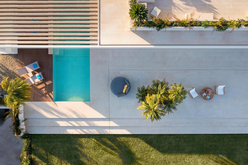 une vue aérienne d'une maison avec piscine dans l'établissement Hermosa, à San Leonardello