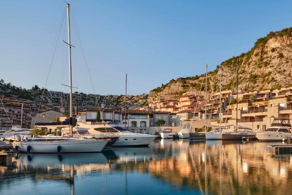 un groupe de bateaux est amarré dans un port dans l'établissement Tivoli Portopiccolo Sistiana Wellness Resort & Spa, à Sistiana