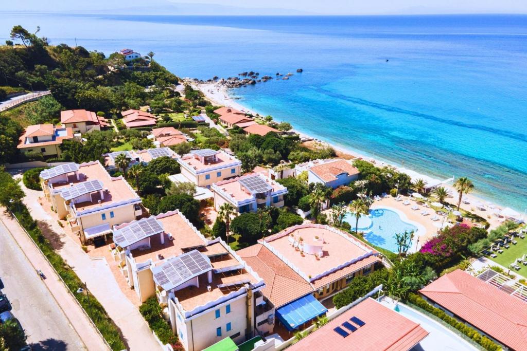 une vue aérienne d'un complexe hôtelier et de l'océan dans l'établissement Hotel Ipomea Club, à Capo Vaticano