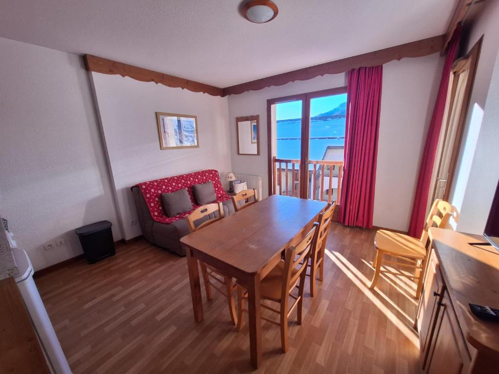 un salon avec une table et un canapé dans l'établissement Appartement en plein coeur du Queyras - Les Granges d'Arvieux, à Arvieux
