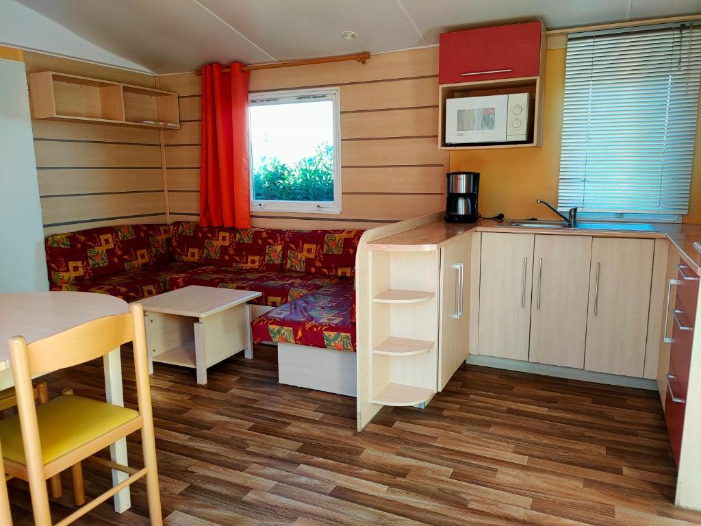 un salon avec un canapé et une table dans l'établissement Camping les Oliviers, à Oraison