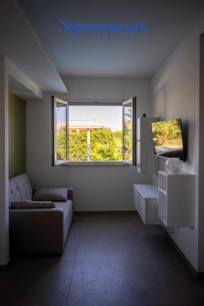 un salon avec un canapé et une fenêtre dans l'établissement Villa Zuzana, à Calabernardo