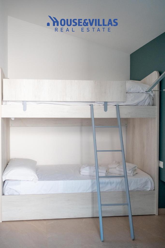 Cette chambre dispose de lits superposés. dans l'établissement Villa Zuzana, à Calabernardo 41 autres photos