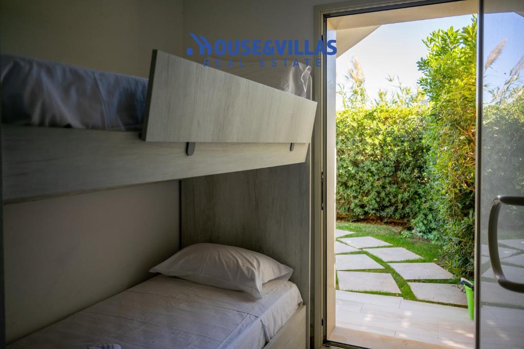 Ce lit superposé se trouve dans un dortoir doté d'une porte coulissante en verre. dans l'établissement Villa Zuzana, à Calabernardo