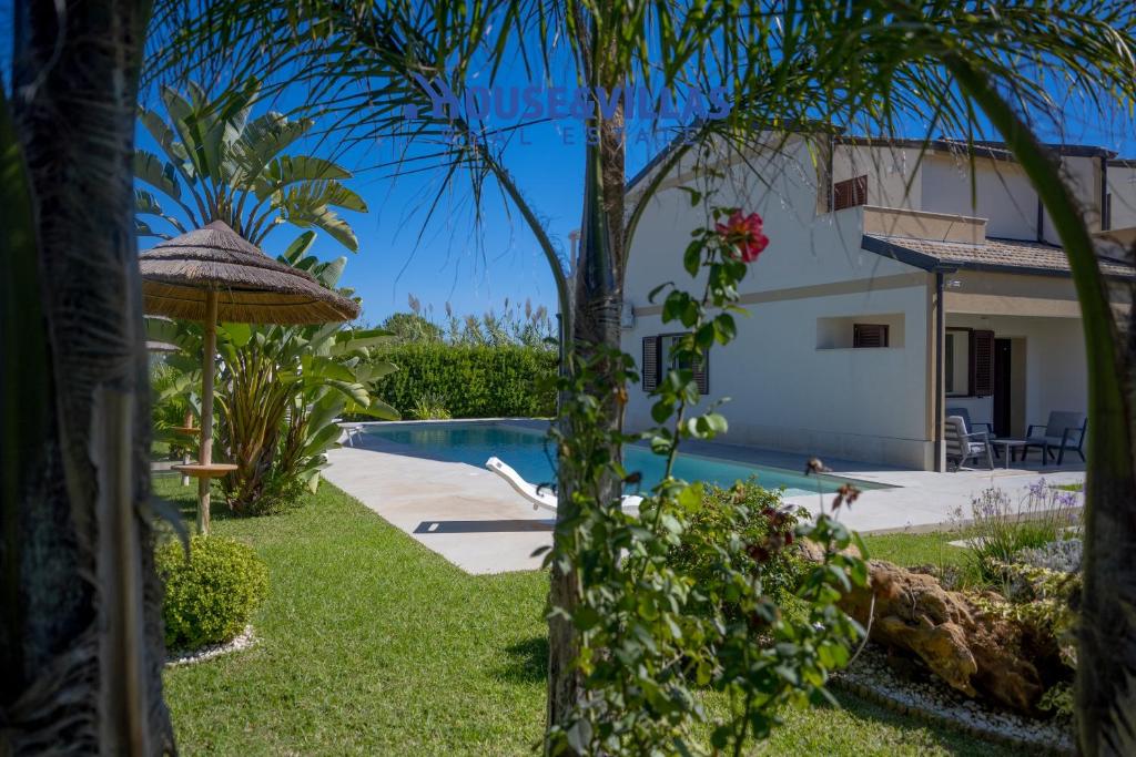 - une vue sur la piscine depuis le jardin d'une villa dans l'établissement Villa Zuzana, à Calabernardo