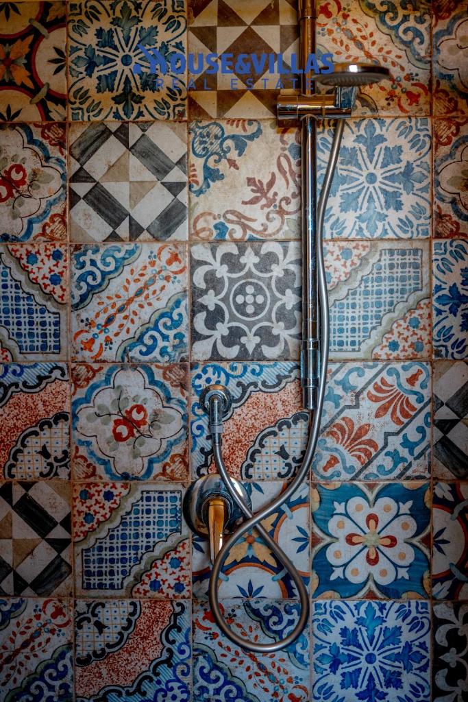 un mur carrelé avec une douche dans une salle de bain dans l'établissement Villa Zuzana, à Calabernardo