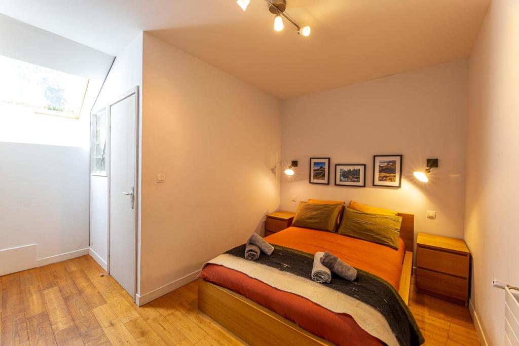 une chambre avec un lit et une grande fenêtre dans l'établissement Grand gîte 4 étoiles - Bain nordique, à Aste-Béon 37 autres photos