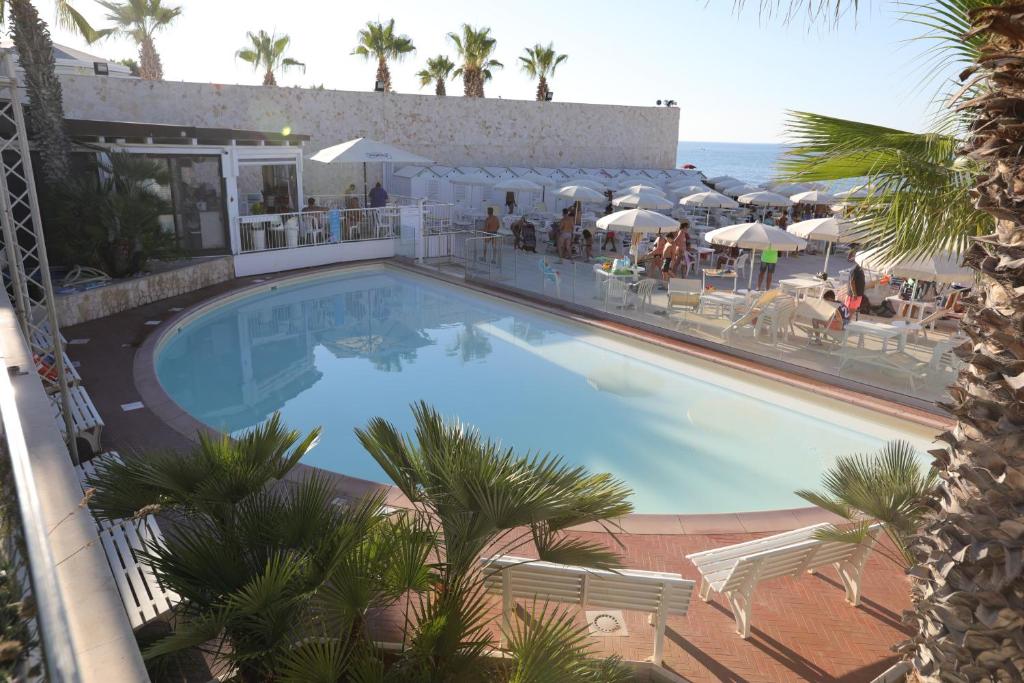 une vue aérienne d'une grande piscine avec des palmiers dans l'établissement Hotel Lafayette, à Giovinazzo