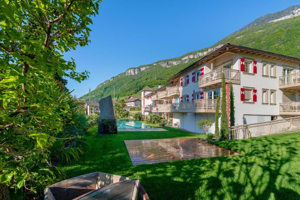 une vue de la cour d'un hôtel dans l'établissement Überbacherhof, à Termeno