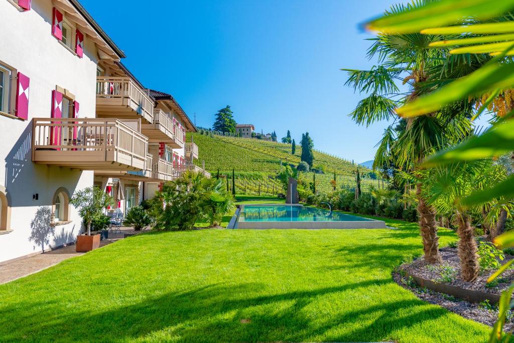 - une vue sur la cour d'une maison avec piscine dans l'établissement Überbacherhof, à Termeno