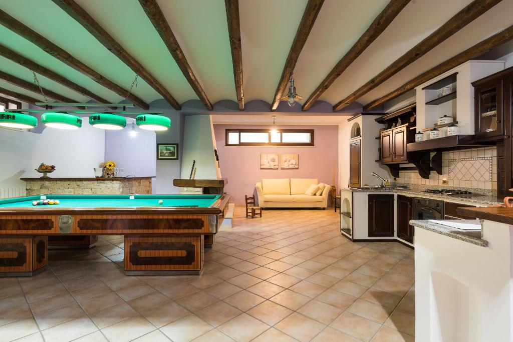 - une cuisine avec un billard dans une chambre dans l'établissement Villa Cielo, à Paceco