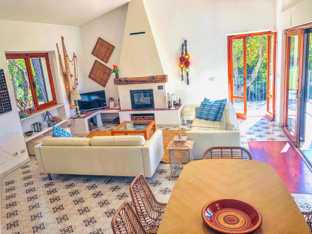 un salon avec un canapé et une table dans l'établissement Villa EnriMar, à Capoliveri
