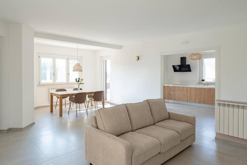 un salon avec un canapé et une table dans l'établissement Villa Novelli - YourPlace Abruzzo, à Fossacesia