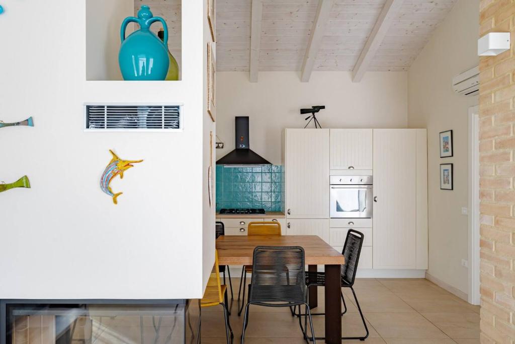 une cuisine et une salle à manger avec une table et des chaises dans l'établissement Villa dei Gruccioni - YourPlace Abruzzo, à Torino di Sangro