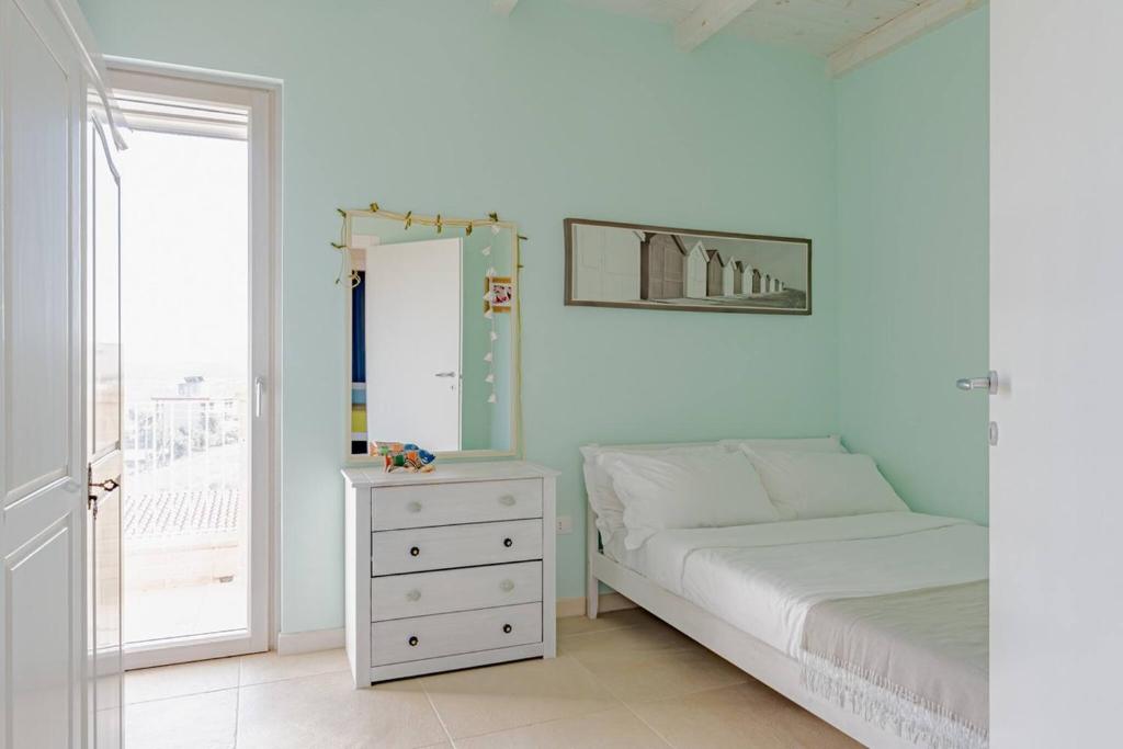 une chambre avec un lit, une commode et un miroir dans l'établissement Villa dei Gruccioni - YourPlace Abruzzo, à Torino di Sangro