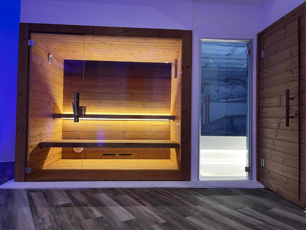 Cette chambre est dotée d'un grand mur en bois et d'une porte. dans l'établissement Casa Vacanze Maraldo, à Marina di Camerota 89 autres photos