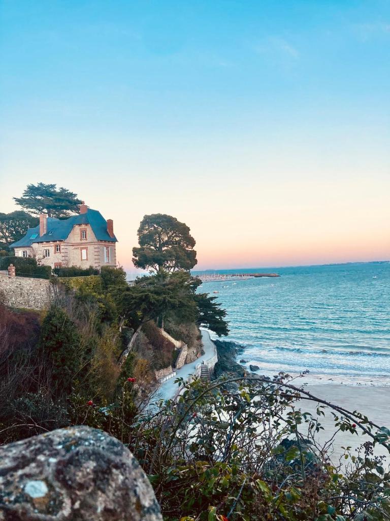 Maison familiale 9 personnes avec jardin en bord de Rance 4