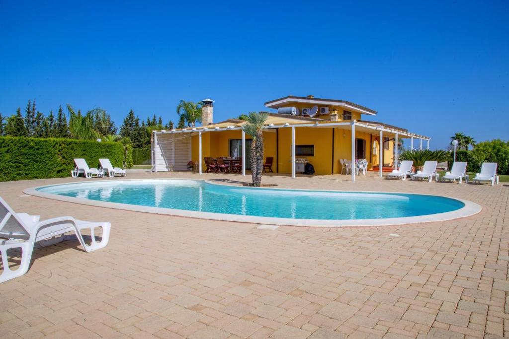 une villa avec piscine devant une maison dans l'établissement Villa Carrino by MMega, à Racale