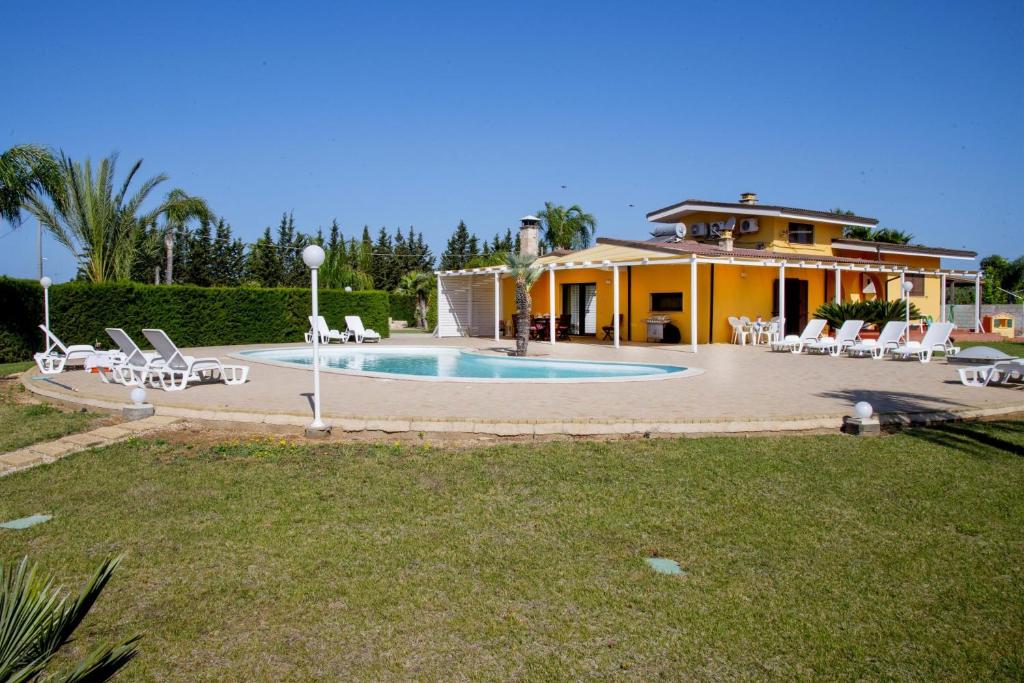 une maison avec une piscine dans la cour dans l'établissement Villa Carrino by MMega, à Racale