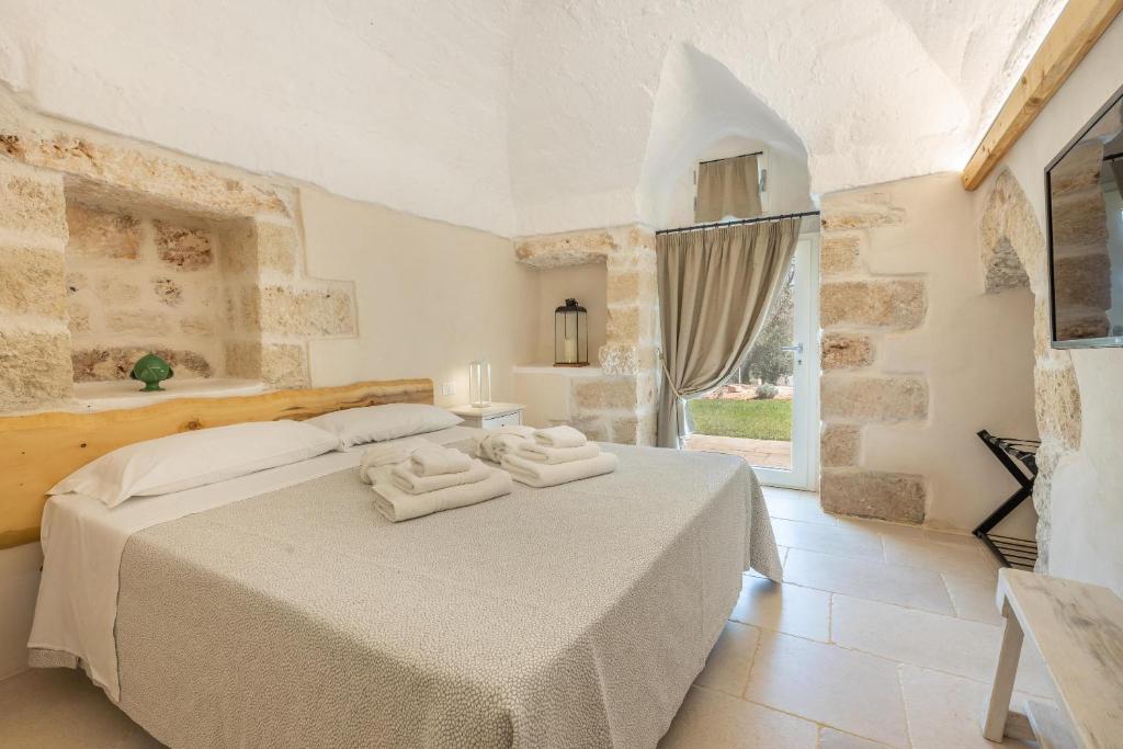 une chambre avec un lit avec des serviettes dessus dans l'établissement Villa Violetta, à Ostuni
