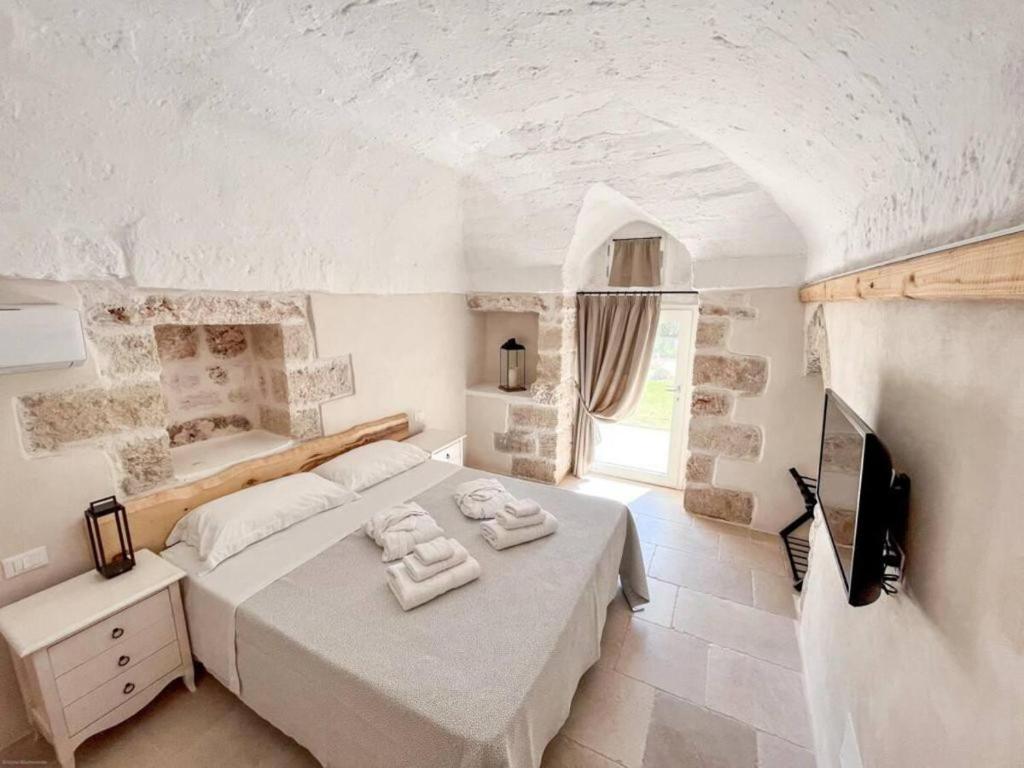 une chambre avec un lit avec des serviettes dessus dans l'établissement Villa Violetta, à Ostuni 46 autres photos