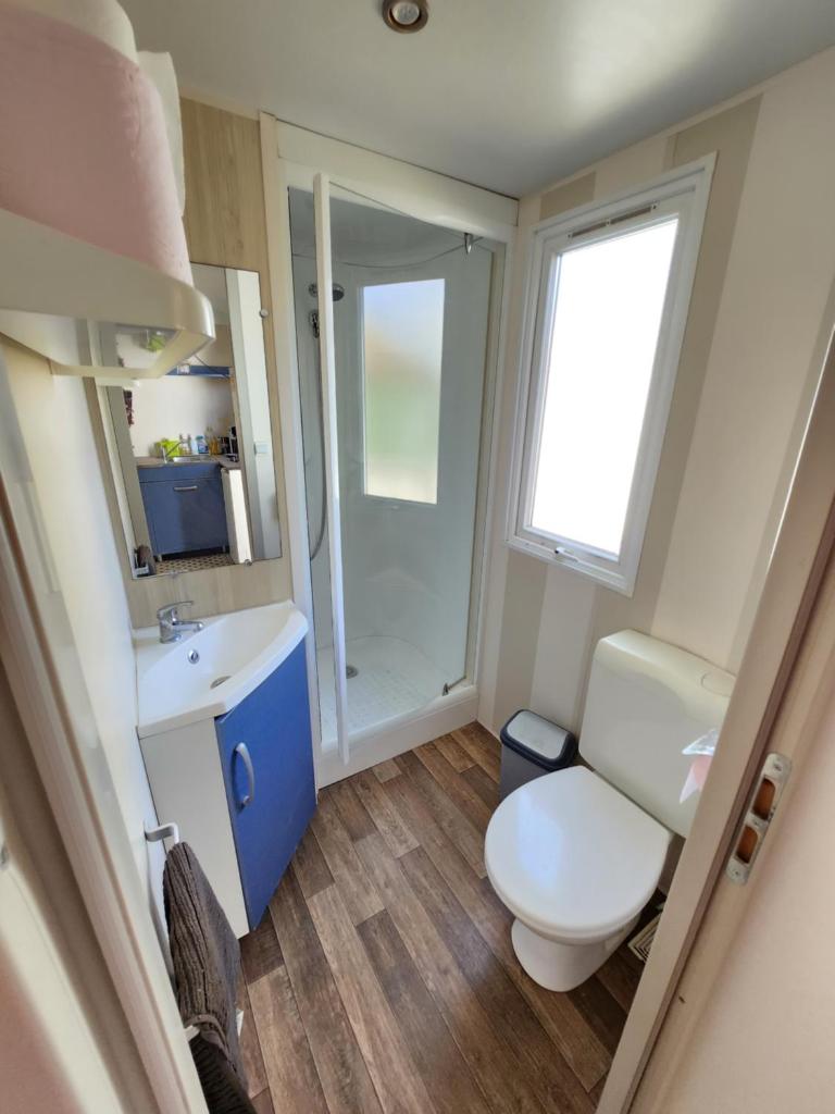 une salle de bain avec toilettes et lavabo dans l'établissement Camping poney, à Sainte-Croix-de-Verdon
