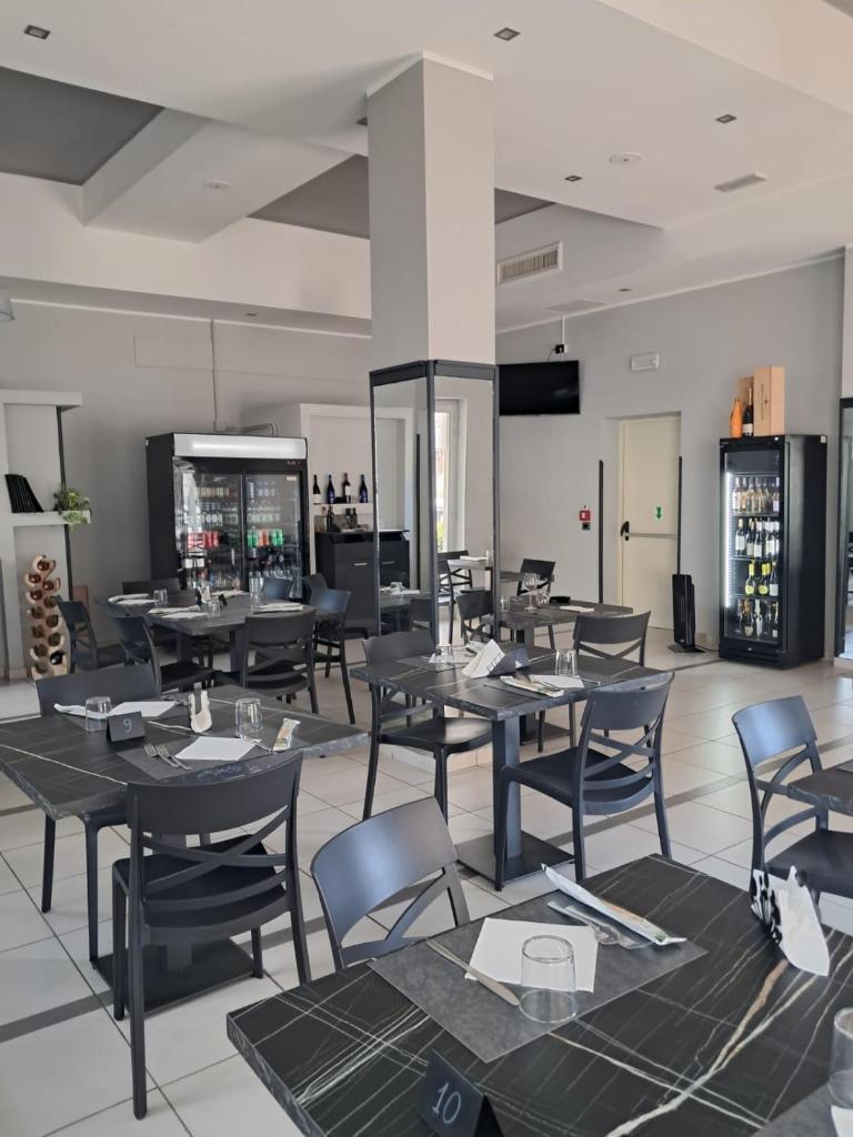 un restaurant avec des tables et des chaises dans une salle dans l'établissement Hotel Palace Gioia Tauro, à Gioia Tauro