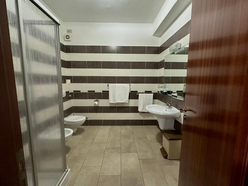 une salle de bain avec deux toilettes et un lavabo dans l'établissement Hotel Soleado, à Taormine