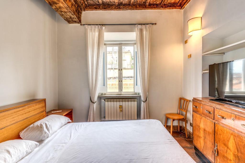 Flat with Lovely Views near Piazza Navona 2