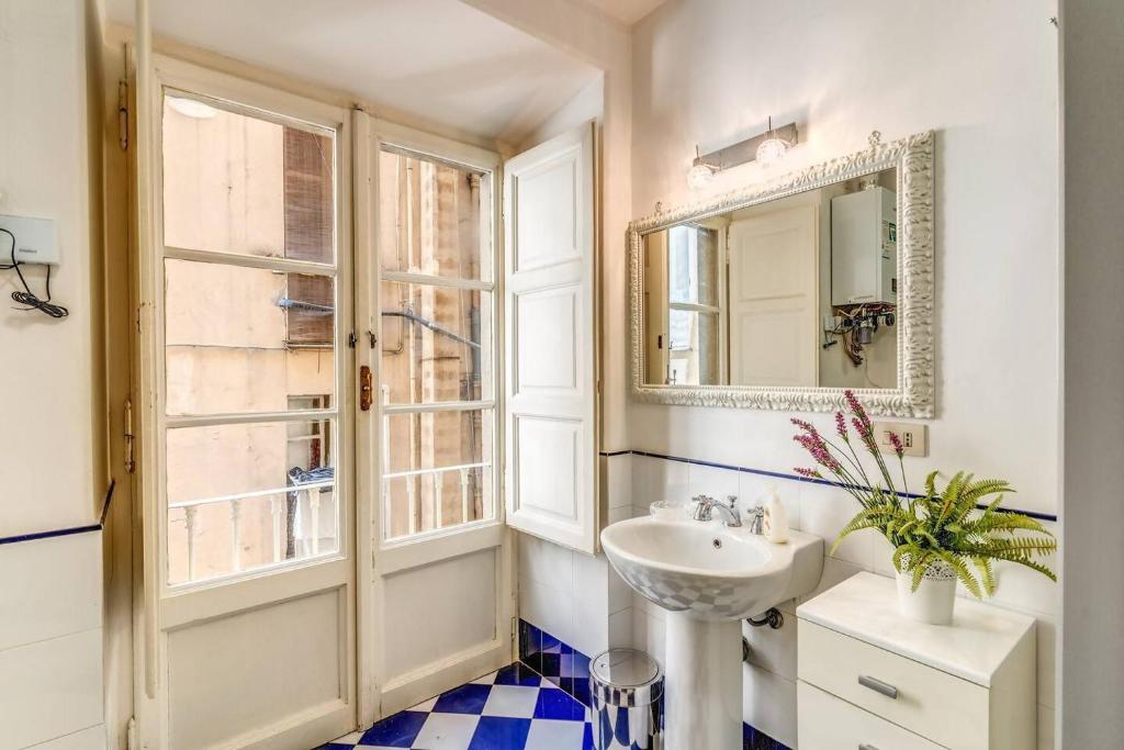 XX SETT: Flat by Barberini Trevi Fountain 3