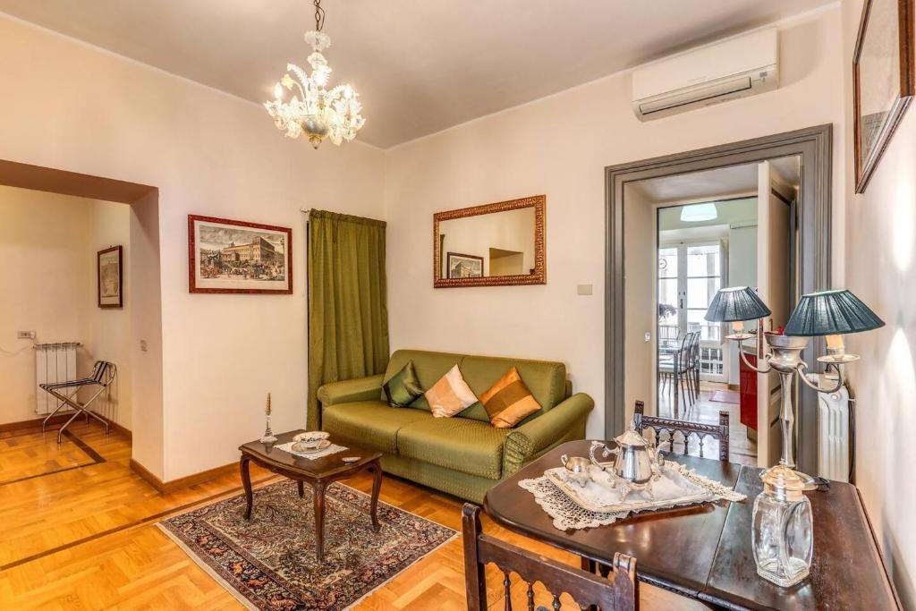 XX SETT: Flat by Barberini Trevi Fountain 4
